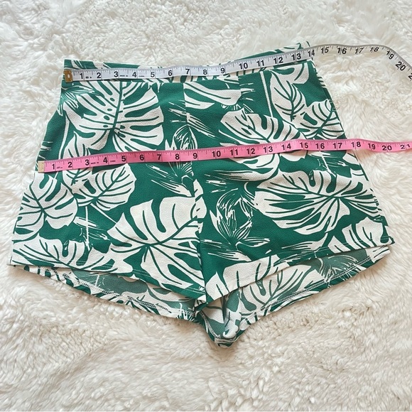 Show Me Your MuMu Green Leaf Print High Waist Shorts Size M - Picture 3 of 5